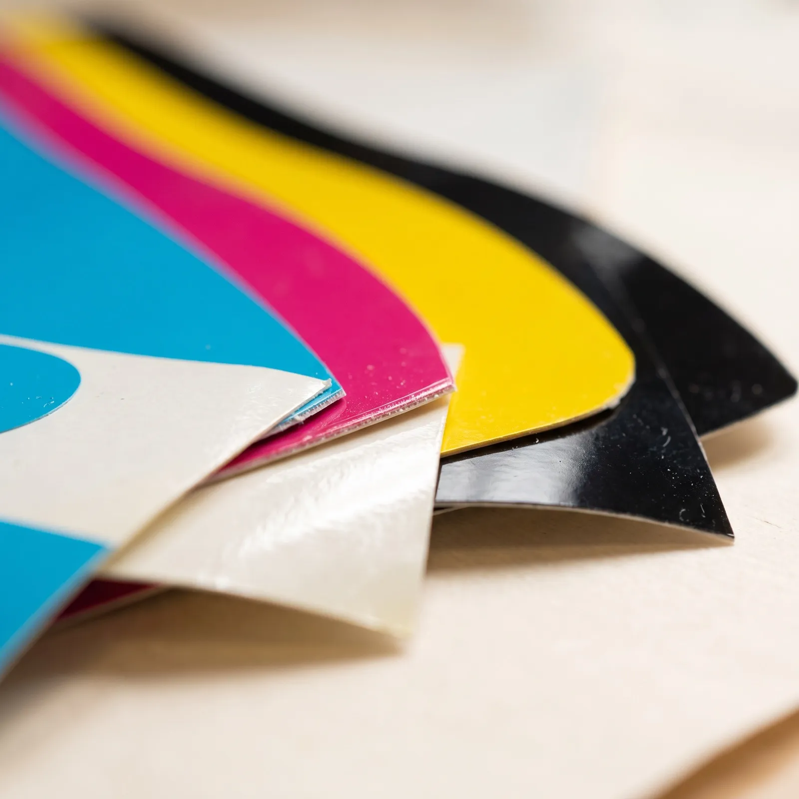 Láminas de vinilo de corte en cian, magenta, amarillo y negro
